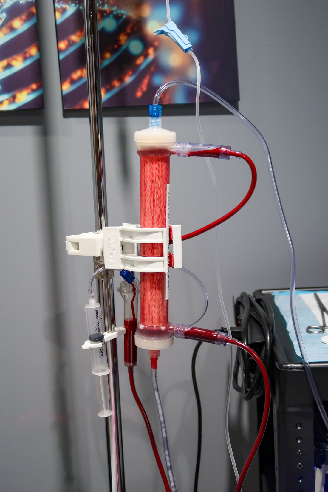 The red filtration column on its pole while blood passes through